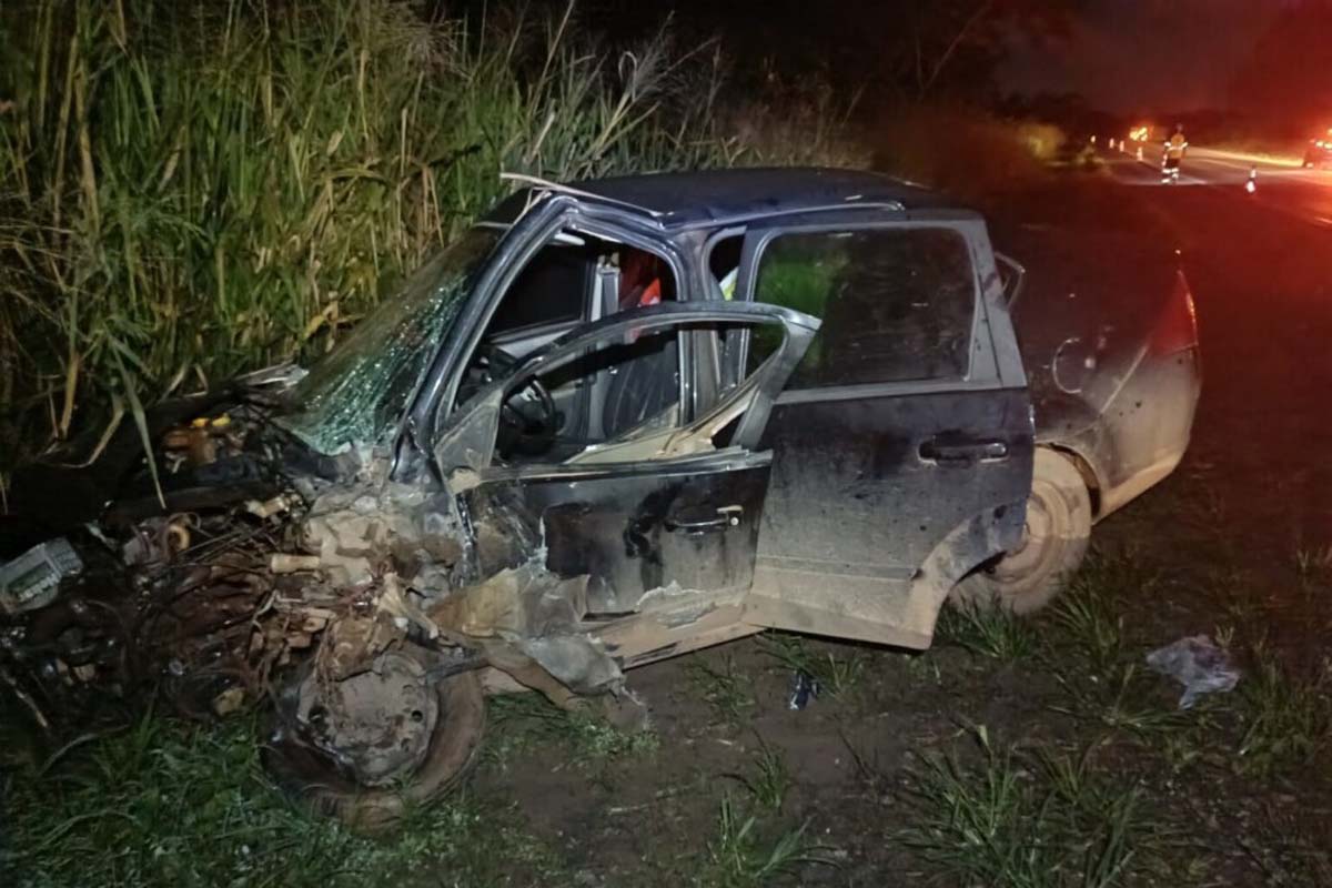 Motorista fica gravemente ferido após colisão entre carro e carreta na BR-364
