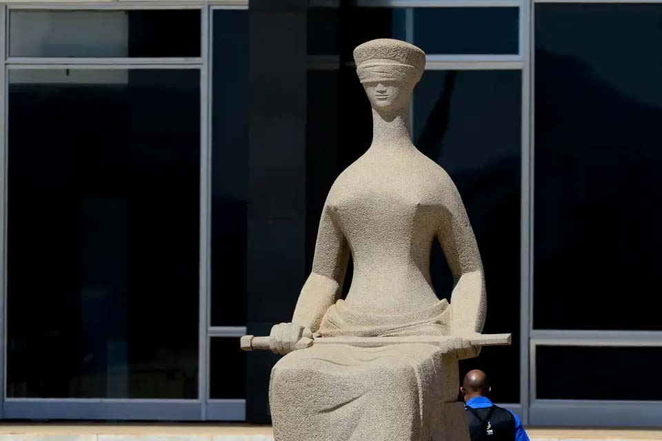 Supremo Tribunal Federal forma maioria para manter foro privilegiado mesmo ao deixar cargo