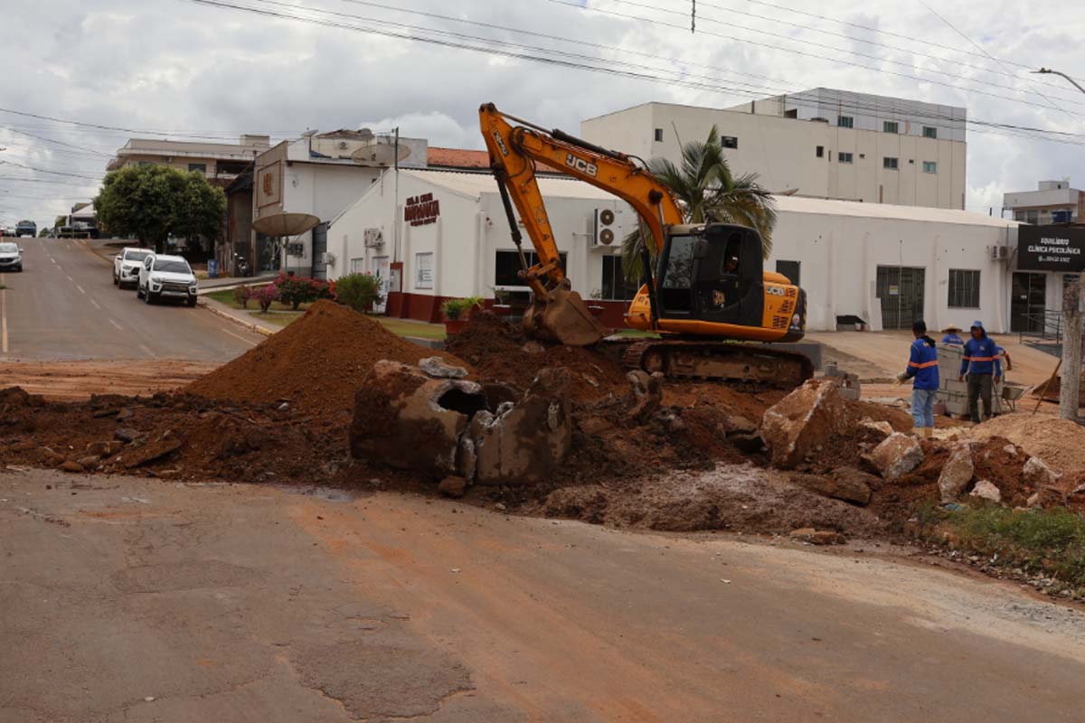 SEMOD realiza obra de drenagem que eliminará acúmulo de água na Avenida Sete de Setembro