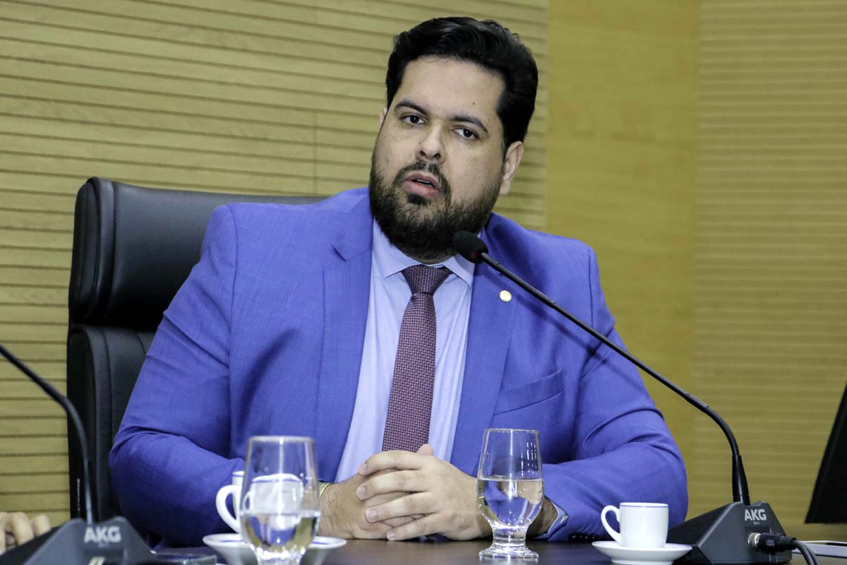 Prefeitura de Nova Brasilândia recebe caminhonete com recursos de emenda do deputado Jean Oliveira