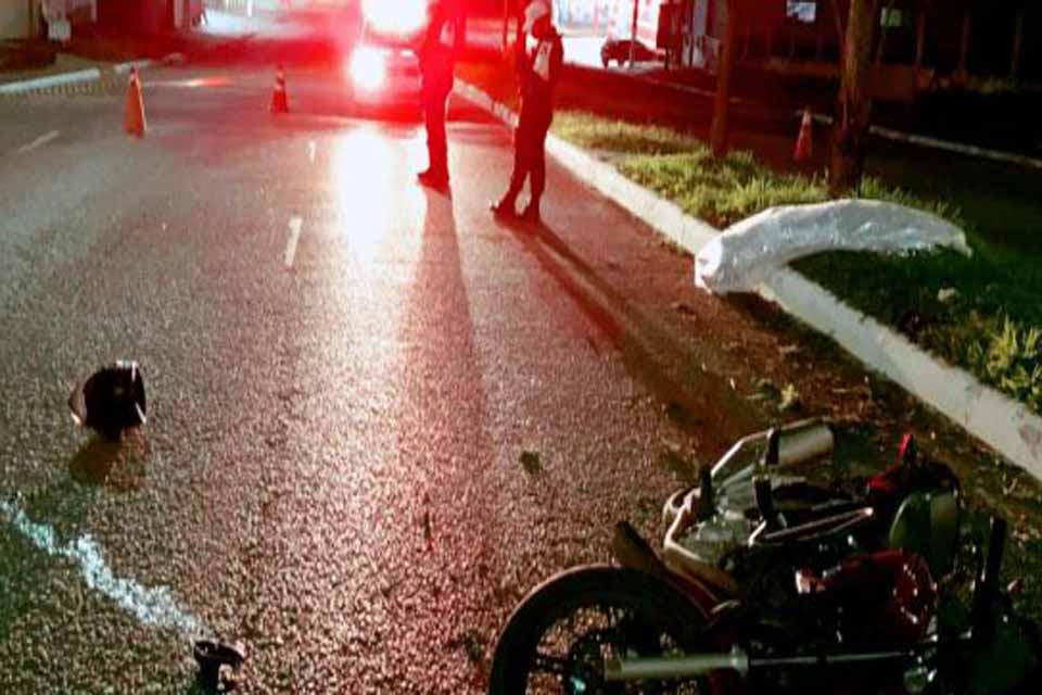  Motociclista morre após sofrer queda ao bater contra árvore na capital