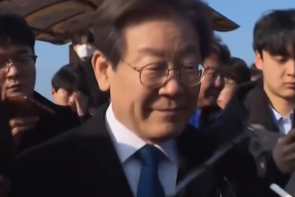 Líder da oposição é esfaqueado no pescoço na Coreia do Sul; VÍDEO