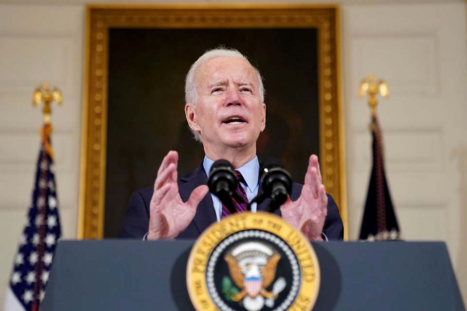 Biden determina que estados priorizem vacinação de professores