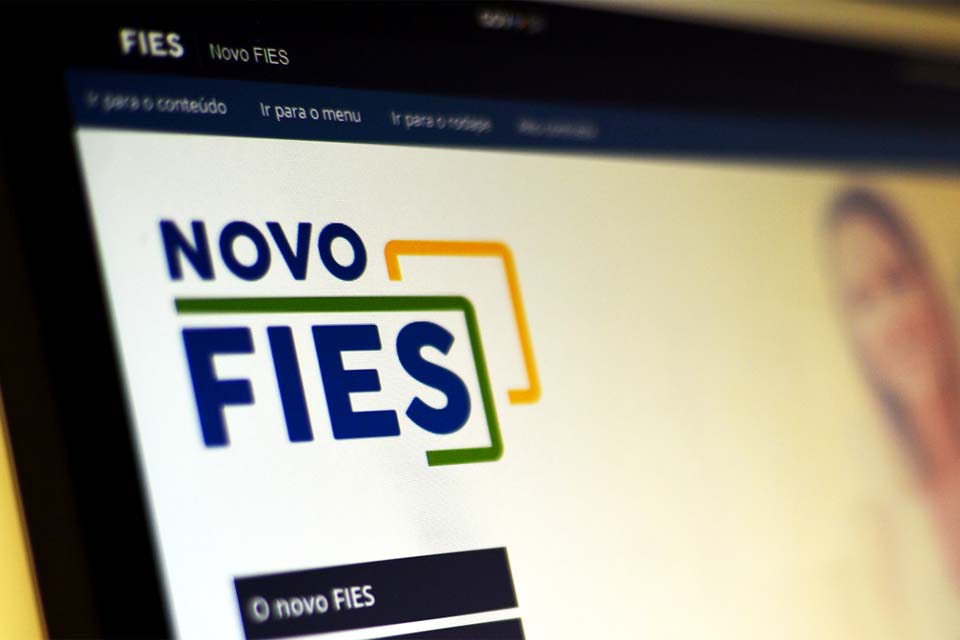 Estudantes com Fies podem suspender pagamentos até o fim da pandemia