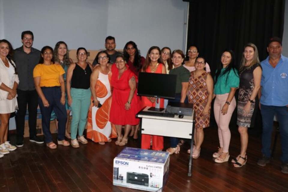 Escolas Municipais recebem computadores do” Projeto de Informatização Escolar”