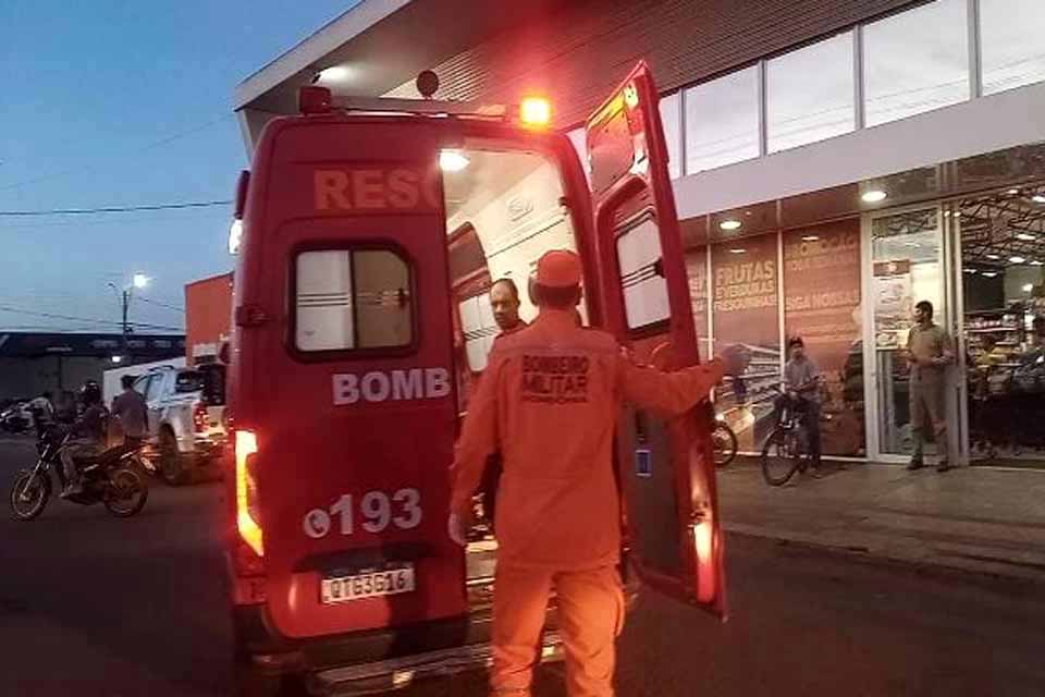 Homem é socorrido após ser atropelado por moto no centro