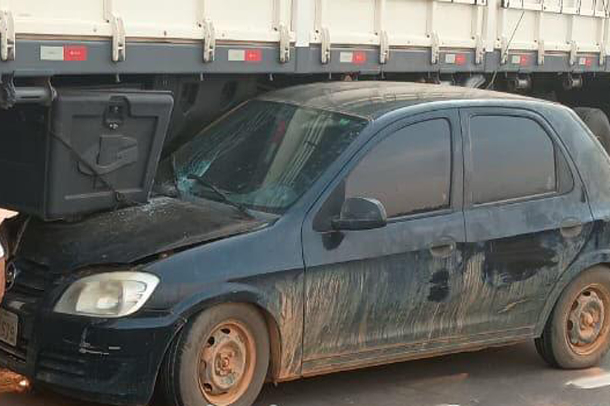 Motorista fica ferido após colisão entre carro e carreta na BR-364