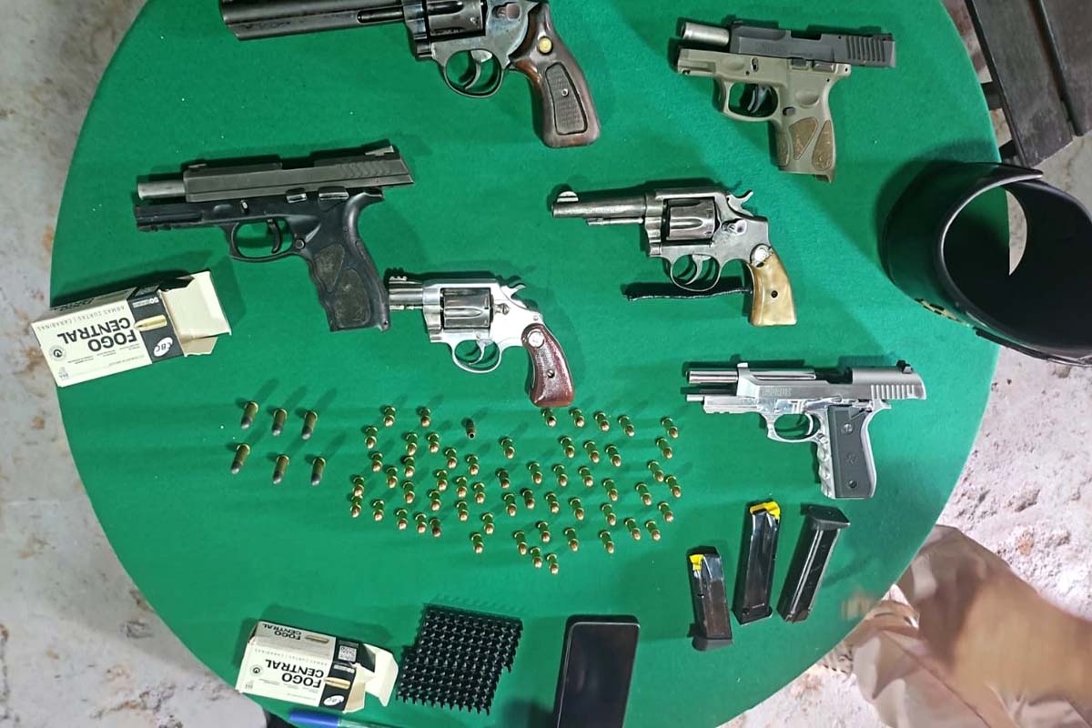 PM apreende armas de fogo e prende dois suspeitos após operação 