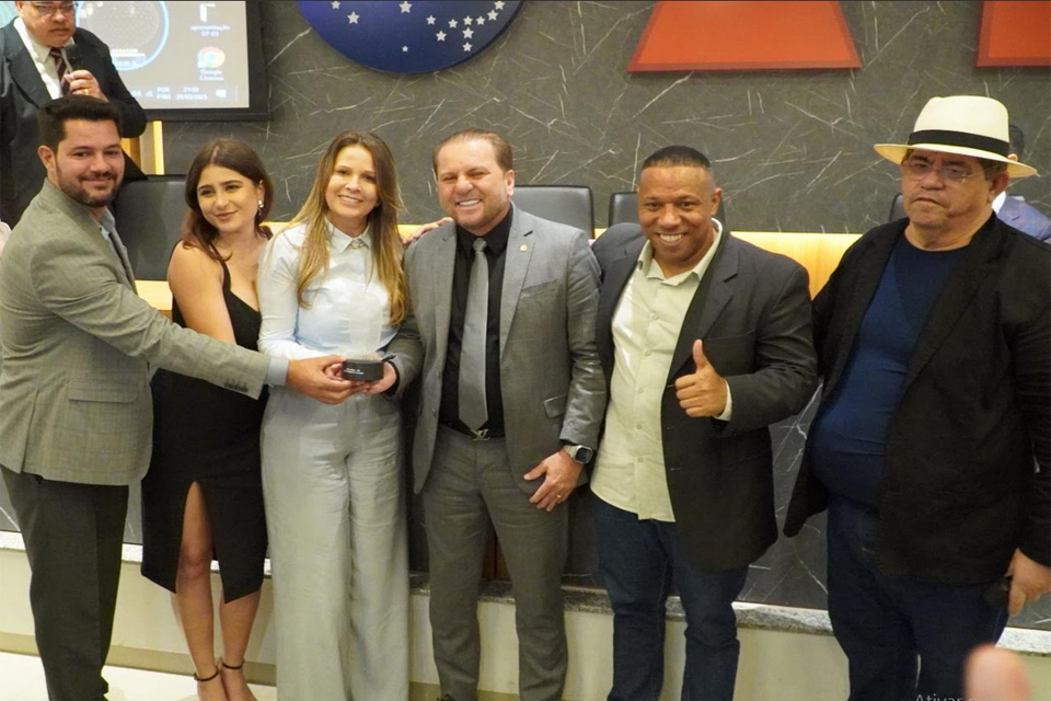 Deputado estadual Cirone Deiró recebe prêmio da FENACOM durante solenidade em Cacoal