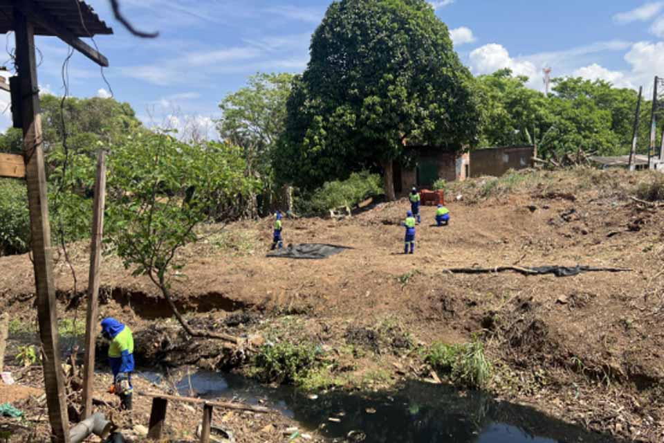 Prefeitura realiza limpeza completa em canal no bairro Castanheira, zona Sul de Porto Velho