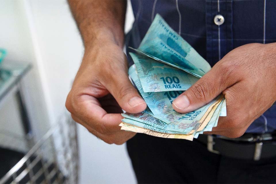 Com novo cálculo, salário mínimo deve subir para ao menos R$ 1.412 em 2024