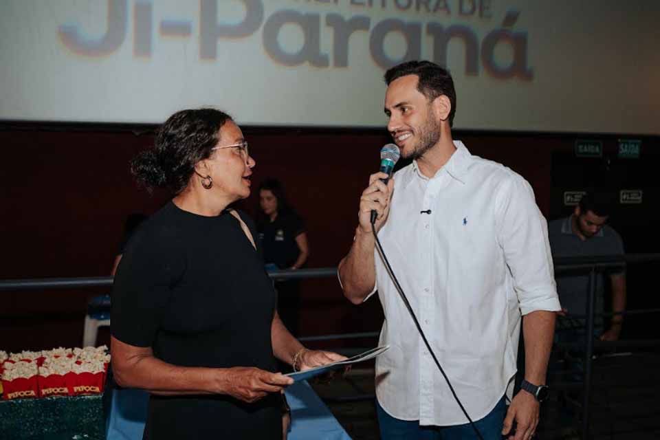 Prefeito Affonso Cândido faz entrega de 100 títulos definitivos de propriedades