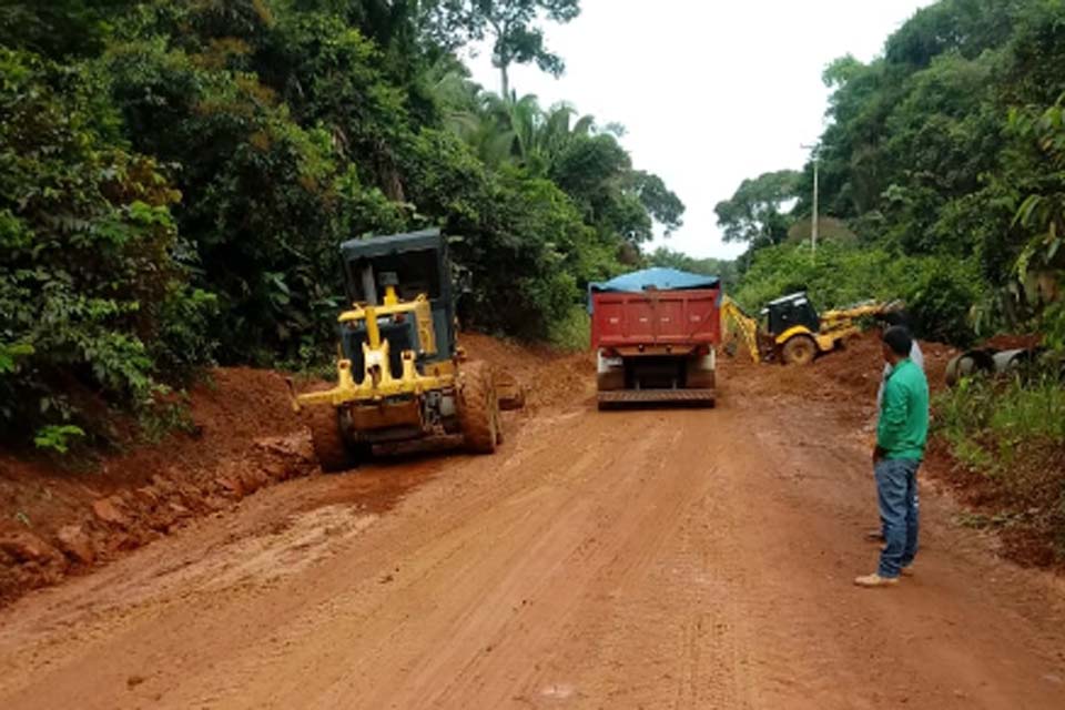 Semagric renova bueiros, recupera trechos e garante trafegabilidade