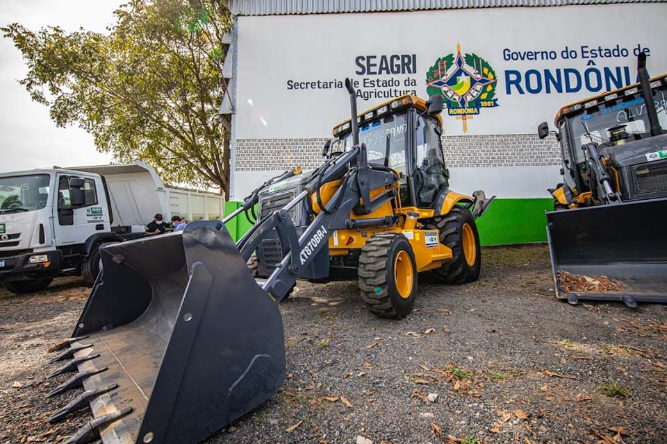 Prefeitura recebe caminhão e retroescavadeira para reforçar a Agricultura