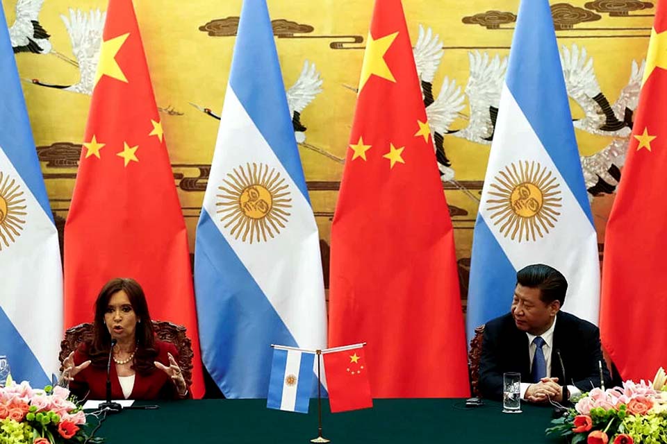 Em aproximação com a China, Argentina permitirá contas em yuan