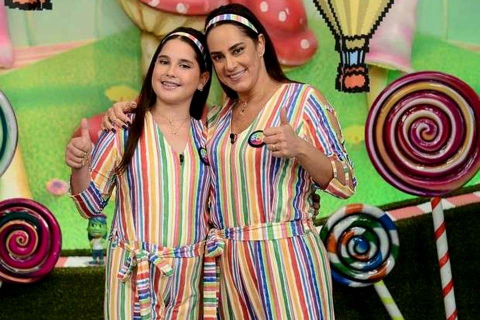 Filha de Silvia Abravanel chama a atenção por semelhança