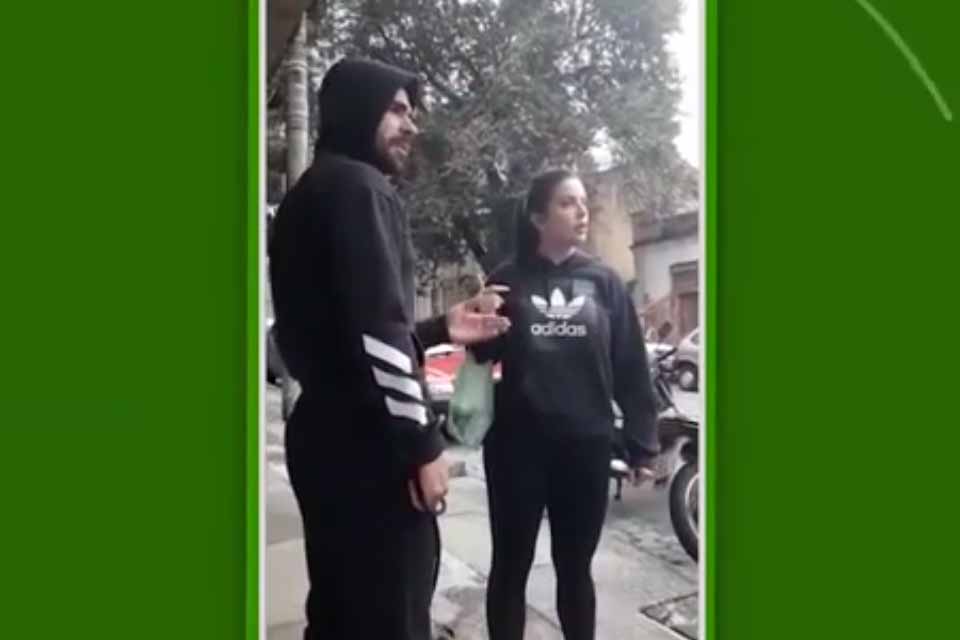 VÍDEO - Jogador palmeirense é xingado na rua e é defendido pela esposa