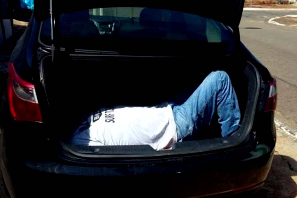 Motorista de App amarrado pula de porta-malas de carro e foge para mata