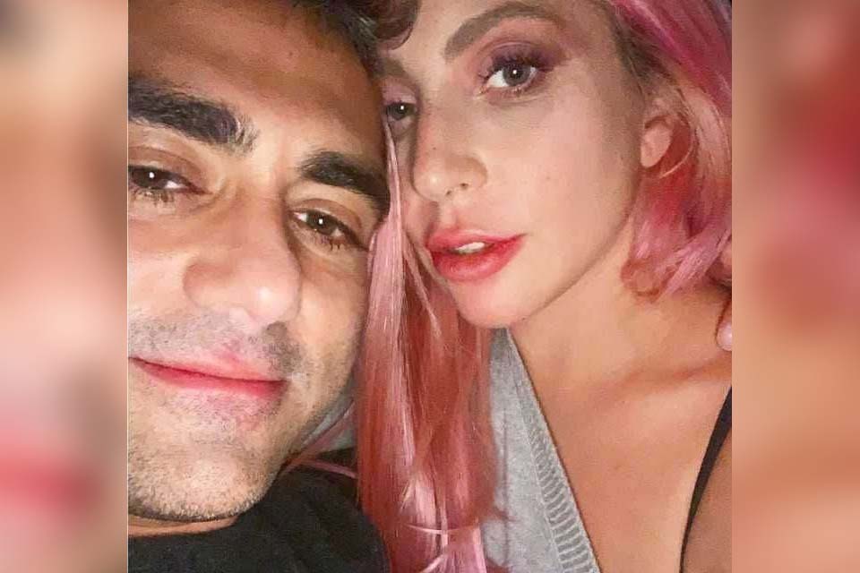 Lady Gaga posa ao lado do novo namorado e fãs lamentam que não seja Bradley Cooper