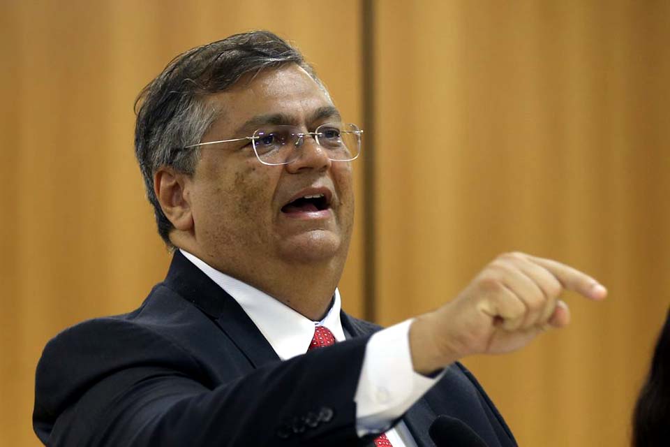 Escola Segura já fez centenas de prisões e apreensões, diz Flávio Dino