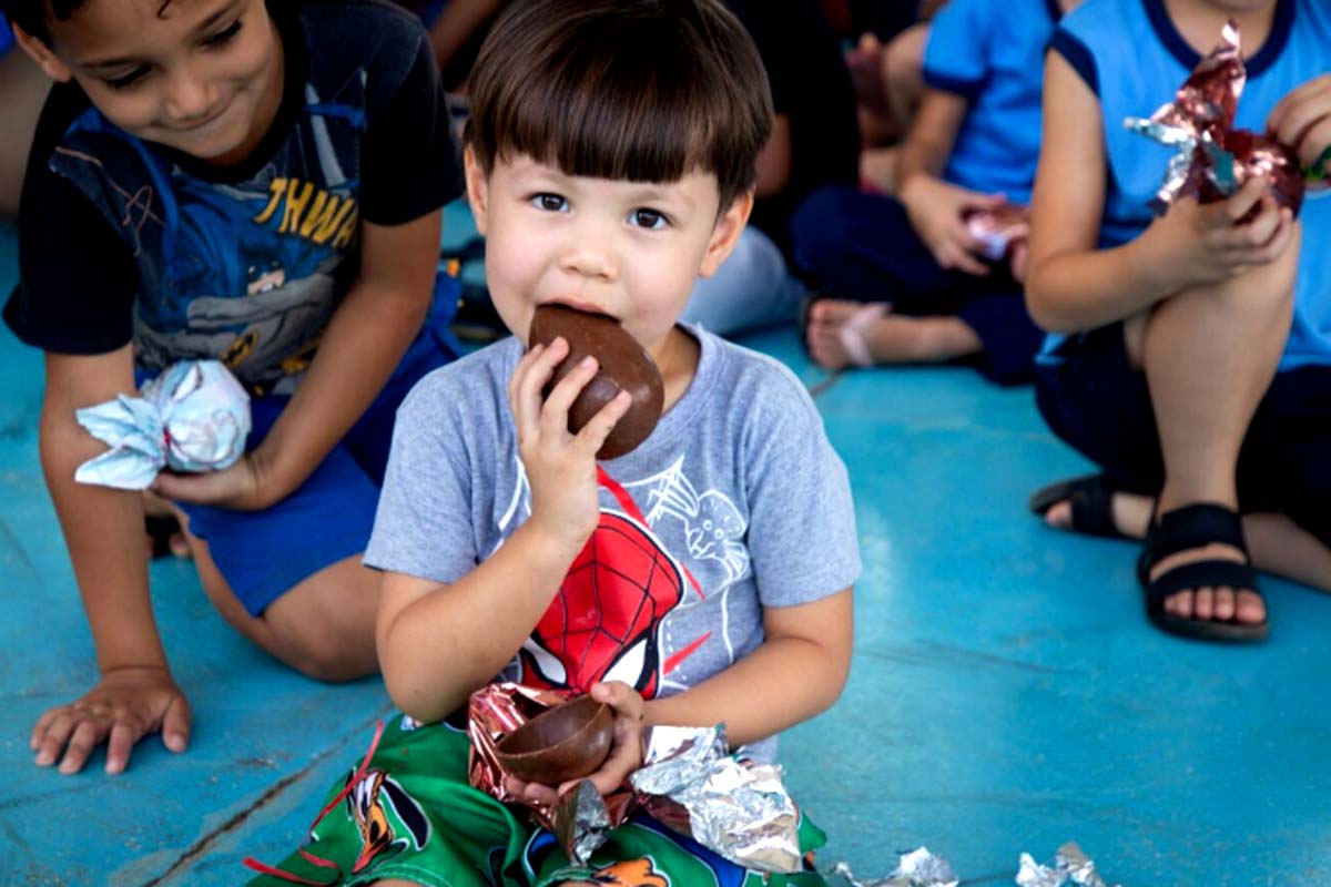 Prefeitura de Vilhena leva alegria a alunos com a entrega de 14 mil ovos de Páscoa