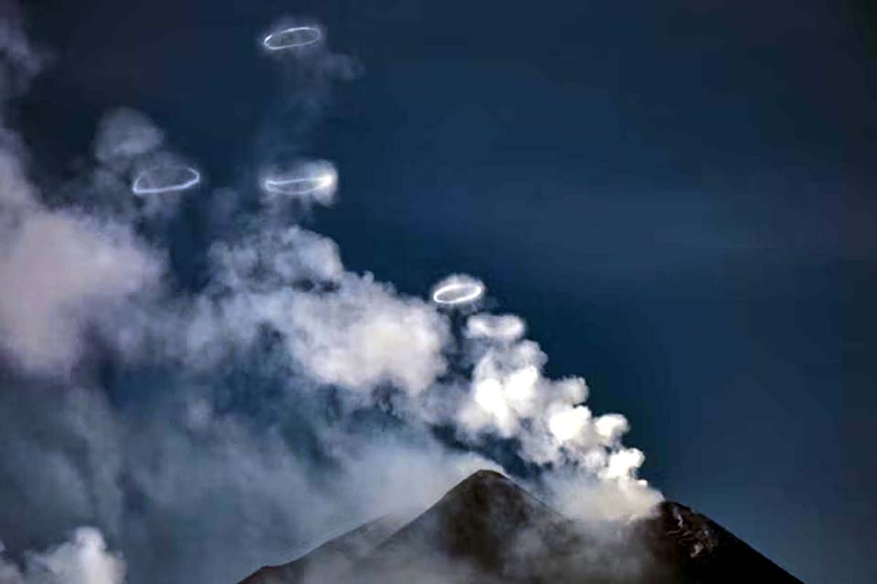 Vulcão Etna, o mais ativo da Europa, solta anéis de fumaça “quase perfeitos” na Itália
