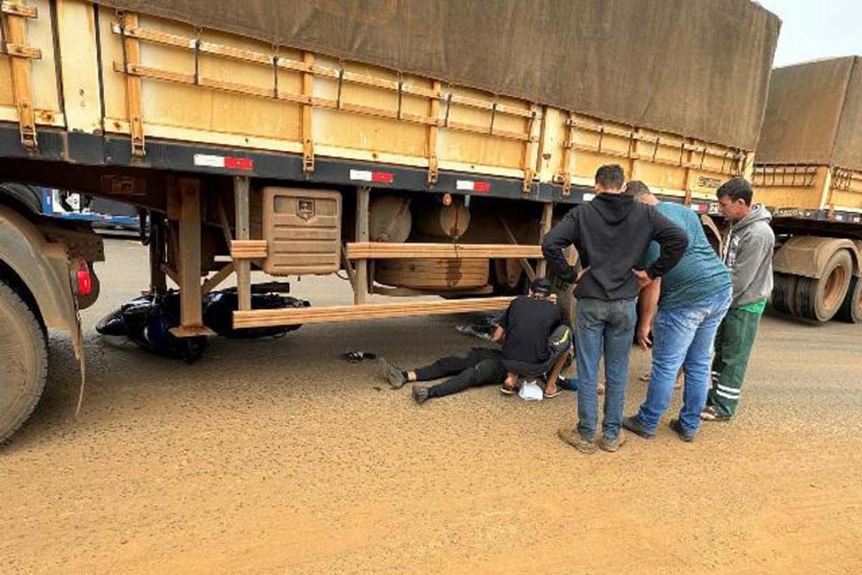 Motociclista é socorrido ao hospital após colisão com carreta em Vilhena