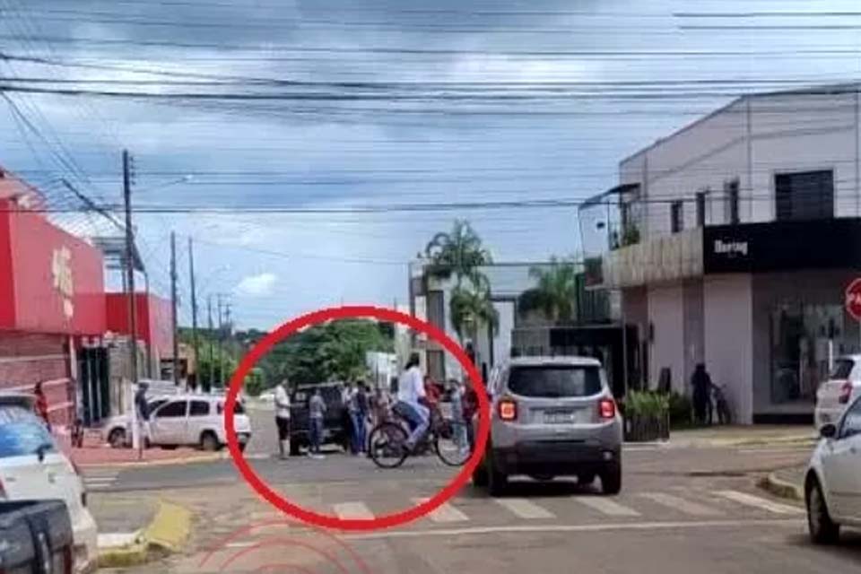 Motociclista é socorrido em estado grave após colisão com caminhonete