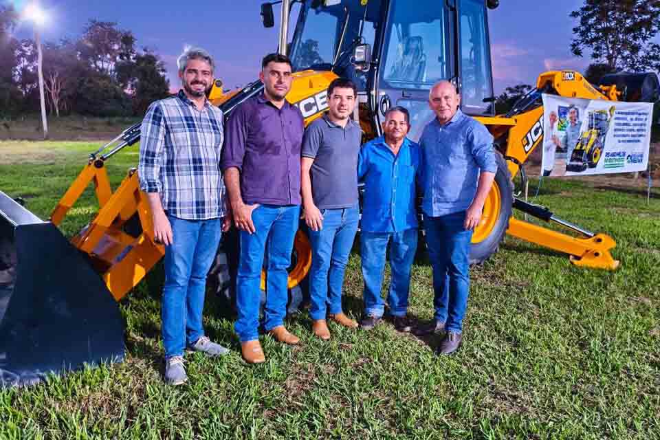 Investimento do deputado Ezequiel Neiva garante retroescavadeira para produtores rurais de Corumbiara