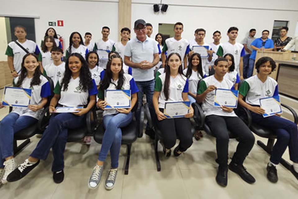 Evento marca posse de 28 jovens aprendizes da Prefeitura de Ouro Preto do Oeste
