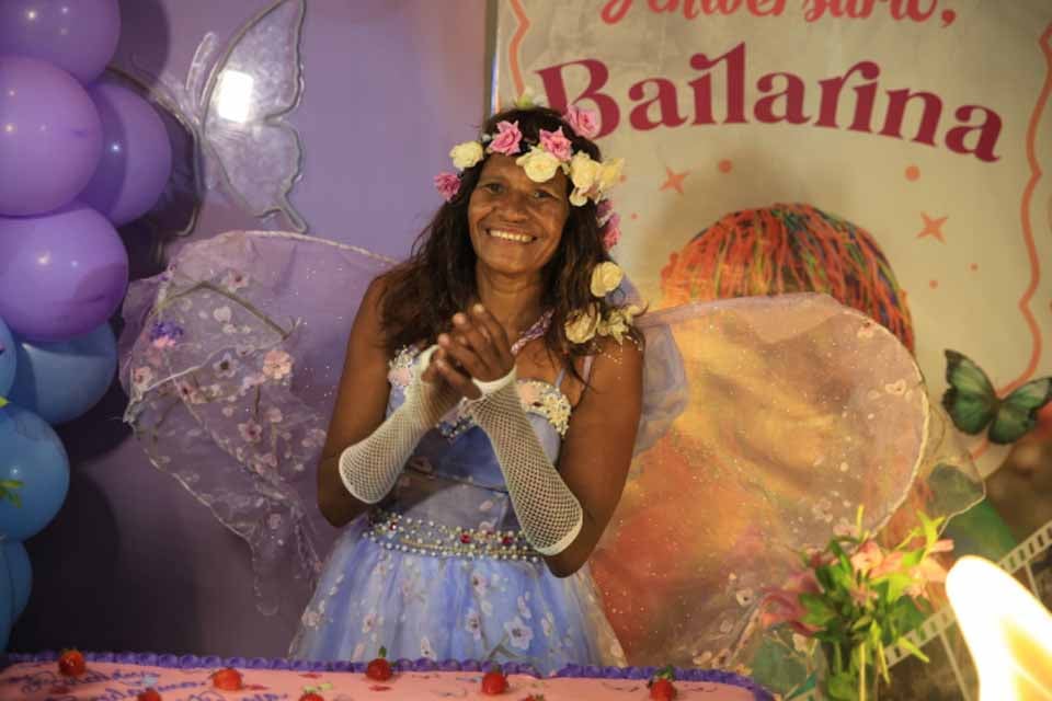 Bailarina da Praça celebra 56 anos com festa popular no Mercado Cultural; evento reuniu música, teatro e momento de diversão
