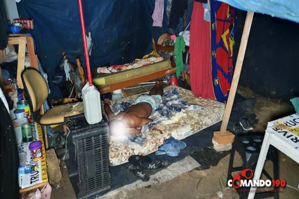Ex-presidiário é executado a tiros enquanto dormia em barraco