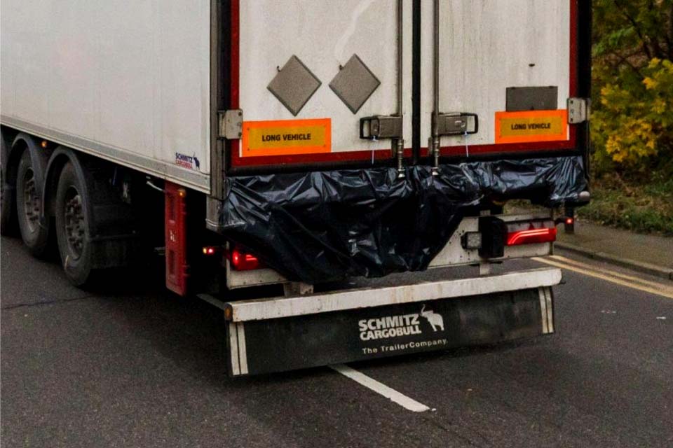 Mais de 20 migrantes são encontrados em camião frigorífico