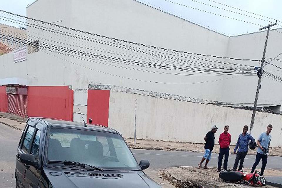 Condutora de motoneta é arremessada após colisão com carro em Ji-Paraná