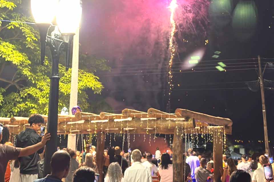 Em Espigão do Oeste 2026 começou com muita festa e alegria na Praça Municipal Nilo Paulo Balbinot