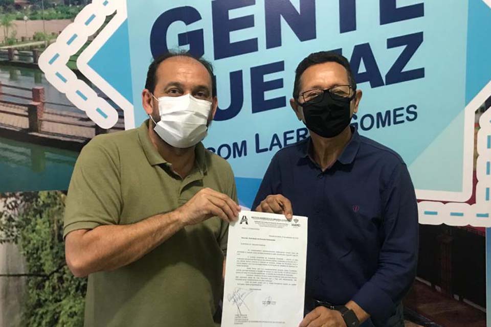 Laerte Gomes recebe pedido de bloqueteamento para pátio do IAAMO, em Mirante da Serra