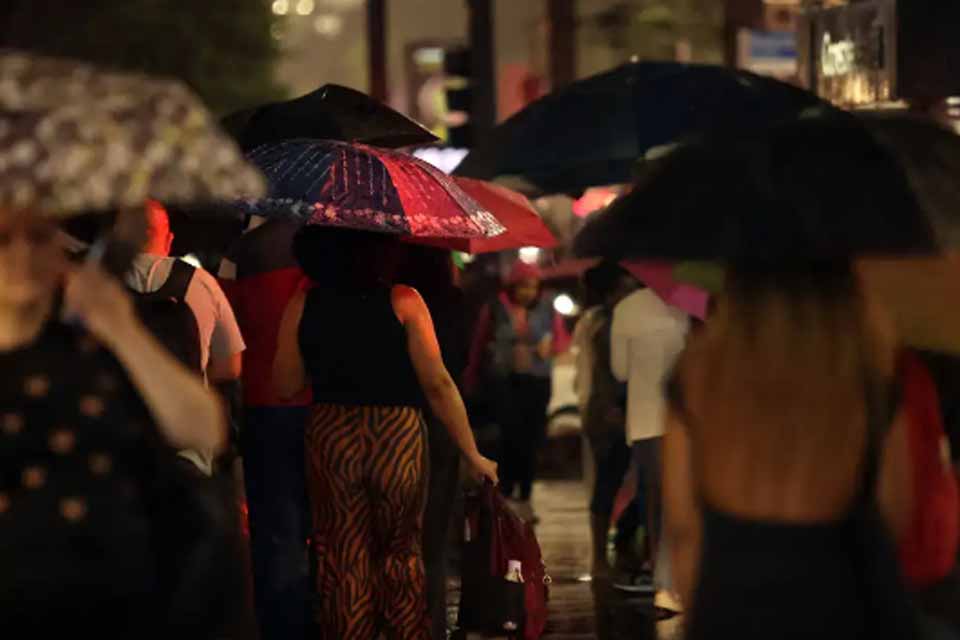 Defesa Civil de SP faz alerta para chuvas fortes a partir desta quinta
