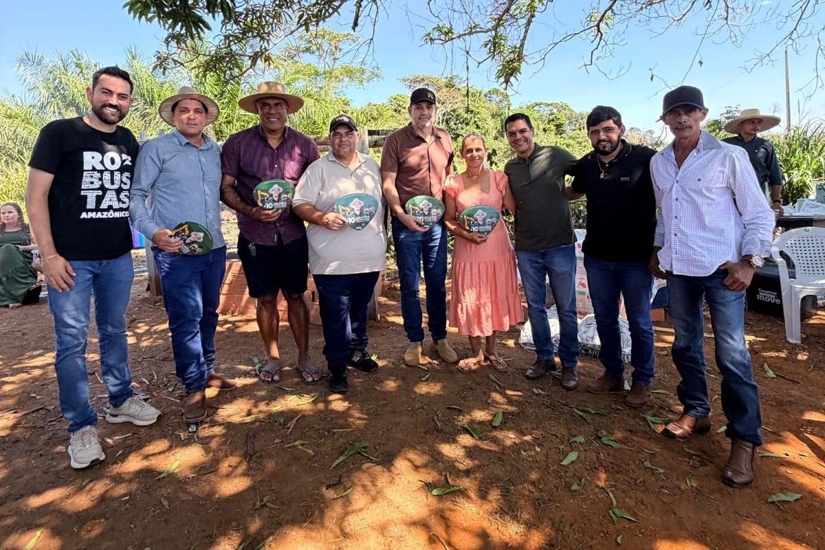 Cássio Gois fortalece o campo e entrega implemento agrícola para produtores rurais de Seringueiras