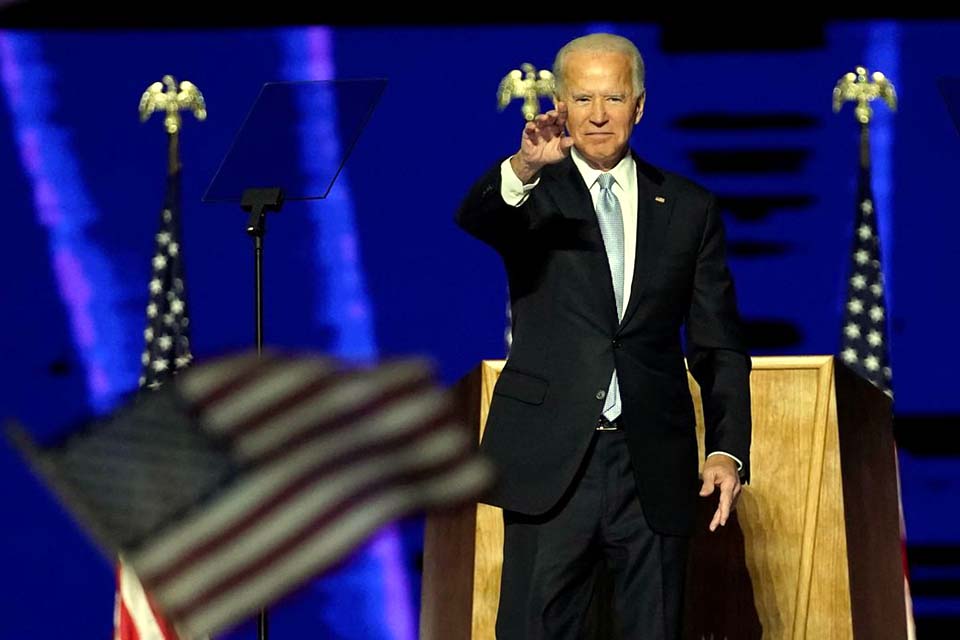  Biden lançará força-tarefa contra covid-19, e Trump planeja protestos