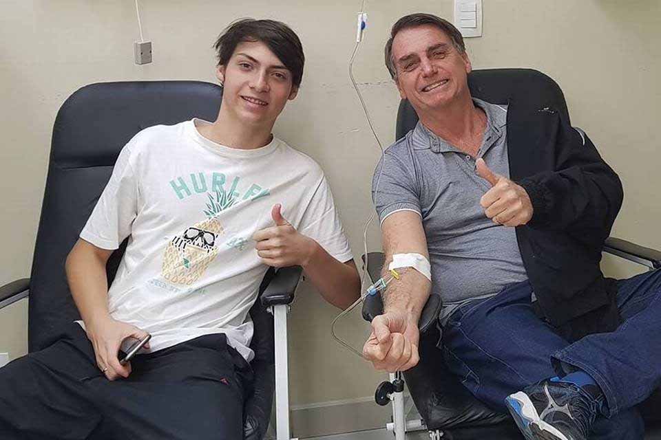 VÍDEO - Filho de Bolsonaro ironiza coronavírus, 'vão pra rua, é só uma gripezinha, peguei, passou'