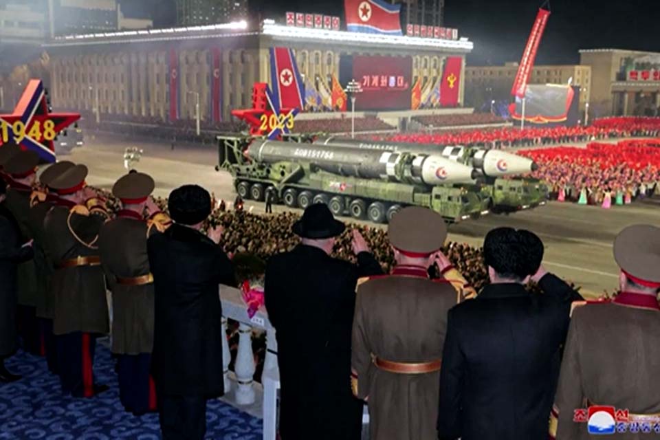Coreia do Norte exibe número recorde de mísseis durante desfile militar