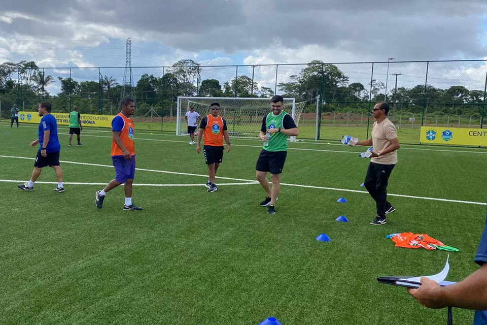 Treinadores participantes do curso Licença C da CBF Academy e FFER fazem atividades no CDF Heitor Costa