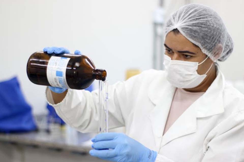 Campus IFRO distribui a primeira produção de álcool em gel para o município