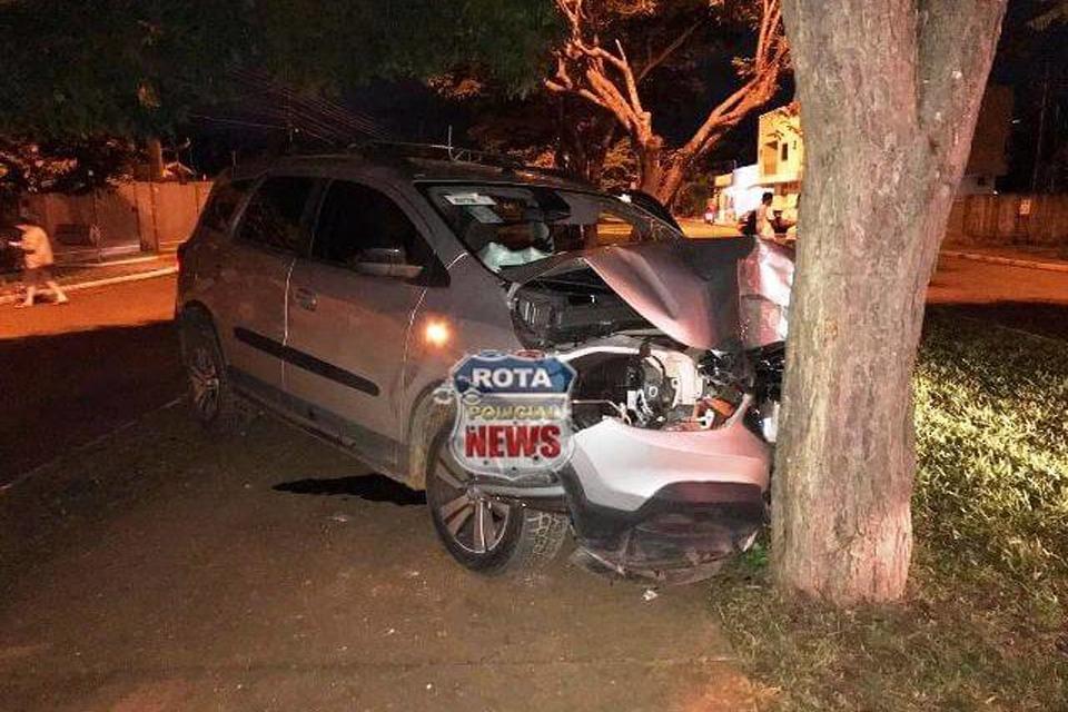 Médico sobe em canteiro central, atinge árvore e fica ferido ao desviar de carro