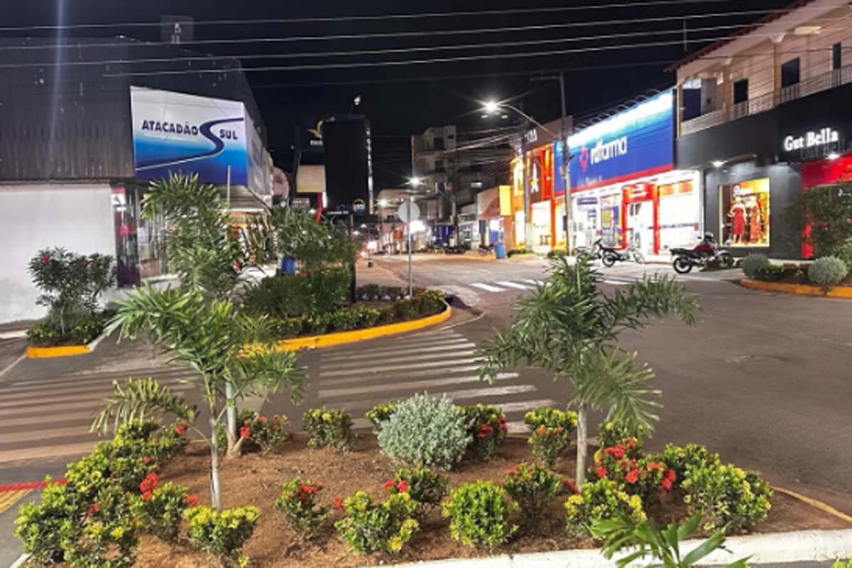 Prefeitura executa serviços essenciais de limpeza e conservação dos canteiros em diversos pontos da cidade