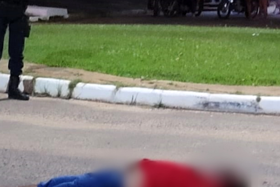 Rapaz é executado com 5 tiros após discussão próximo à bar em Monte Negro