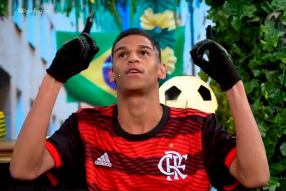 Luva de Pedreiro é alvo de críticas por usar camisa do Flamengo