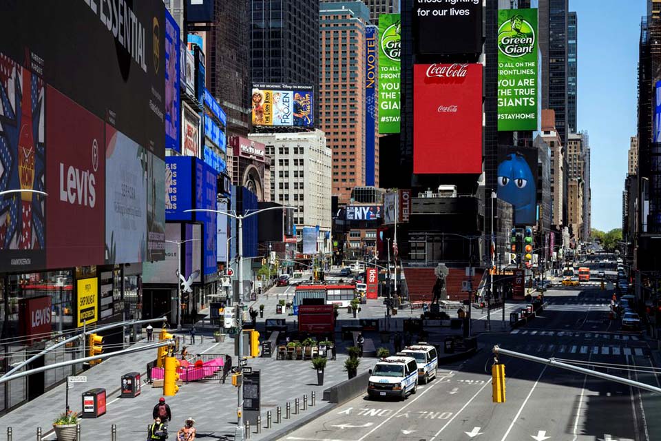 Nova York reforça fiscalização de quarentena