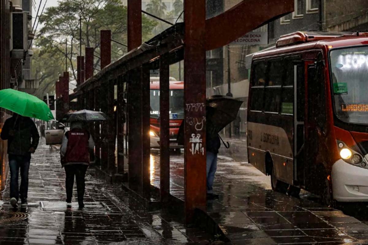 Tempo fica chuvoso em grande parte do país nesta segunda-feira