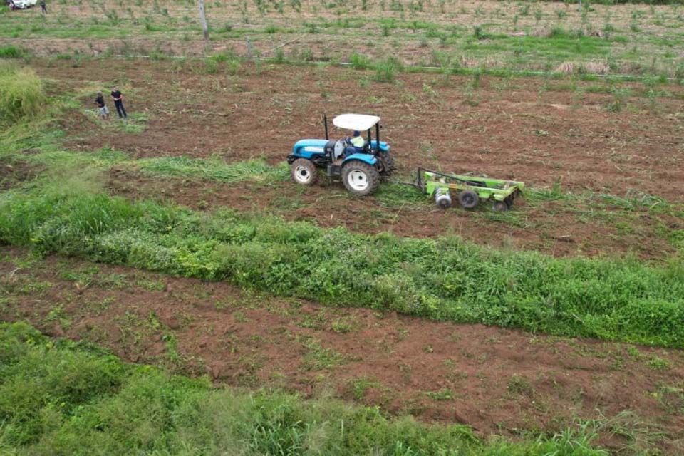 Prefeitura beneficia produtores rurais com mecanização de solo para plantio de quiabo